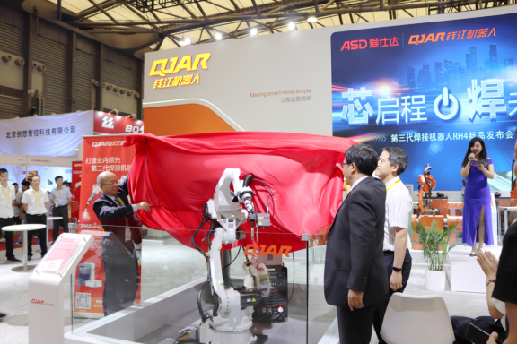 錢江機(jī)器人攜焊接新品引爆埃森展 國產(chǎn)機(jī)器人備受青睞
