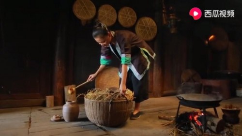 古法榨油、手工釀酒，廣西苗妹真實(shí)再現(xiàn)苗族風(fēng)土人情，網(wǎng)友：這才是人間天堂