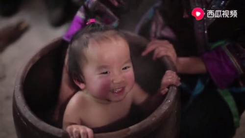 古法榨油、手工釀酒，廣西苗妹真實(shí)再現(xiàn)苗族風(fēng)土人情，網(wǎng)友：這才是人間天堂