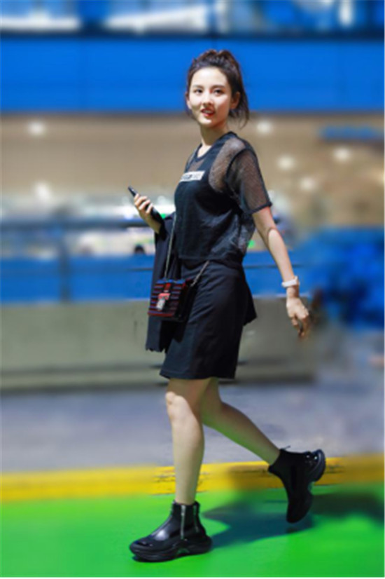 宋祖兒借力STELLAR 老爹鞋實力詮釋港風時尚少女