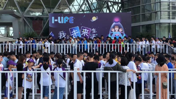 觸摸我的未來(lái)生活 puppy cube光影魔屏參展上?？破罩?/></p><p>“科普周”是上海一年一度的暑期科技教育項(xiàng)目，不僅吸引了來(lái)自全國(guó)各地的大批學(xué)生和家長(zhǎng)，還得到了各界各行業(yè)的支持。改革開放40 周年之際，中國(guó)電子視像行業(yè)協(xié)會(huì)聯(lián)合上?？萍拣^、上?？破战逃l(fā)展基金會(huì)主辦此次科普周，精選了三星、LG、TCL、海信、小米、華為、柔宇、科大訊飛、哈奇智能等20多家企業(yè)的最新產(chǎn)品，全方位展現(xiàn)未來(lái)家庭、教育、出行、購(gòu)物、餐廳場(chǎng)景和生活體驗(yàn)，打造了暑期的滬上“科技樂園”。</p><p><strong>puppy cube光影魔屏頻頻搶戲</strong></p><p>相比“無(wú)限∞”的概念車、柔性電子書、柔性顯示水杯等概念超前的產(chǎn)品，哈奇智能參展的<a href=