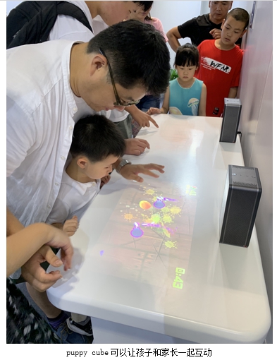 觸摸我的未來(lái)生活 puppy cube光影魔屏參展上?？破罩?/></p><p>除了能減輕用眼疲勞，puppy cube還內(nèi)置了海量應(yīng)用，內(nèi)置超過5萬(wàn)種兒童教育資源、1200萬(wàn)小時(shí)的有聲內(nèi)容，為家長(zhǎng)和孩子相處提供了更多的場(chǎng)景應(yīng)用選擇，在兒童互動(dòng)、啟蒙教育、在線學(xué)習(xí)等方面提供了更新的思路，這也符合科普周向?qū)W生普及科技教育的主旨。</p><p><strong>和科技同行</strong></p><p>科技以人為本，大批來(lái)自中科院等國(guó)家科研機(jī)構(gòu)的院士和專家，親自為科普周站臺(tái)講解，培養(yǎng)青少年對(duì)科技的興趣，以及對(duì)未來(lái)的思考，成為“含金量最高”的固定活動(dòng)。中科院院士歐陽(yáng)鐘燦帶來(lái)了深入淺出的演講，還向?qū)W生和家長(zhǎng)們介紹了科技發(fā)展的新趨勢(shì)，普及了豐富的知識(shí)。</p><p align=