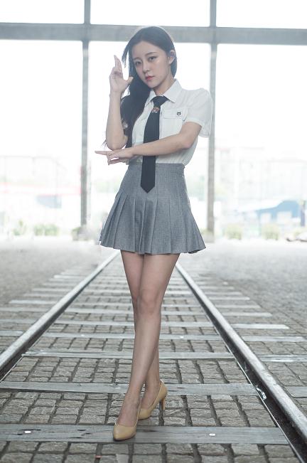 WCG現(xiàn)場(chǎng)驚現(xiàn)高顏女粉絲，顏值不輸?shù)消悷岚?/></p><p>大長(zhǎng)腿，好想看她表演“熱巴坐”</p><p align=