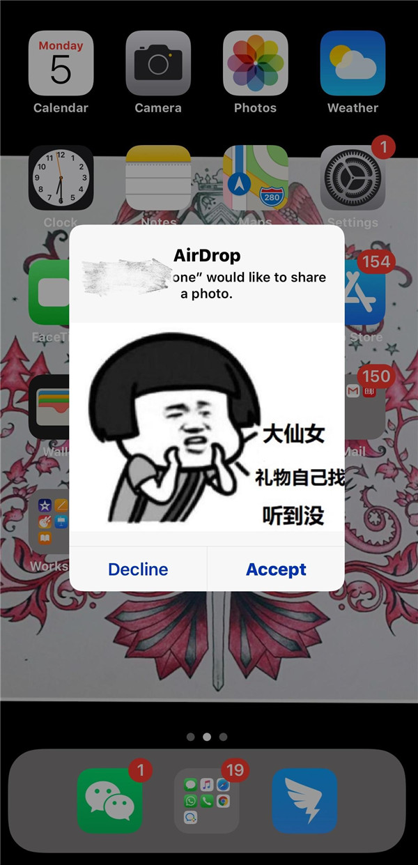 男同學(xué)Airdrop引導(dǎo)女友操場找禮物，直男心思被贊“太浪漫”！