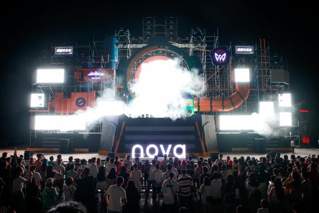 關(guān)曉彤打卡“nova 游樂園”，nova 5i Pro成女神游園標(biāo)配