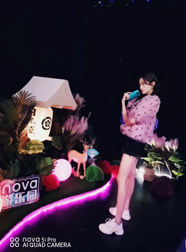 關(guān)曉彤打卡“nova 游樂園”，nova 5i Pro成女神游園標(biāo)配