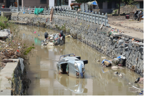 臺風災后現(xiàn)場，車點點匯聚多地救援力量溫暖社會
