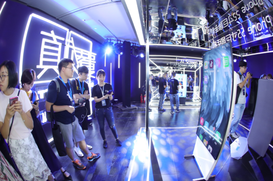 一句話就能搞定“看片”，TCL·XESS智屏讓你“放下小的，玩點大的”