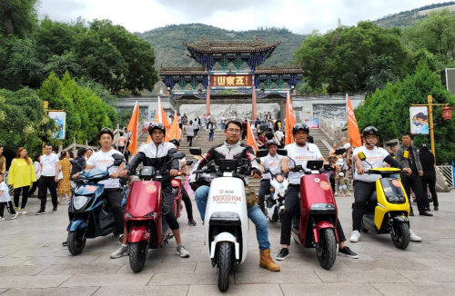 一萬(wàn)公里世界紀(jì)錄挑戰(zhàn)者行至蘭州 雅迪電動(dòng)車一路相伴