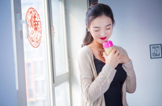 身材保養(yǎng)達(dá)人趙小旭老師分享?yè)碛型昝郎聿牡拿孛?/></p><p>小旭老師告訴我們，女人要懂得愛自己，這樣別人才會(huì)愛我們。要對(duì)自己的身材容貌負(fù)責(zé)，性要維持良好的體型，需要長(zhǎng)期堅(jiān)持，不要想著一蹴而就，只要我們享受這個(gè)過程，對(duì)生活抱有積極樂觀的態(tài)度，努力提升自己，就能將歲月留在我們身上的痕跡釀成一壺佳釀，越久越醇香。</p>              	<p style=