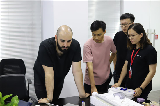 睿米攜手歐洲頂級(jí)設(shè)計(jì)師，賦予黑科技吸塵器浪漫色彩