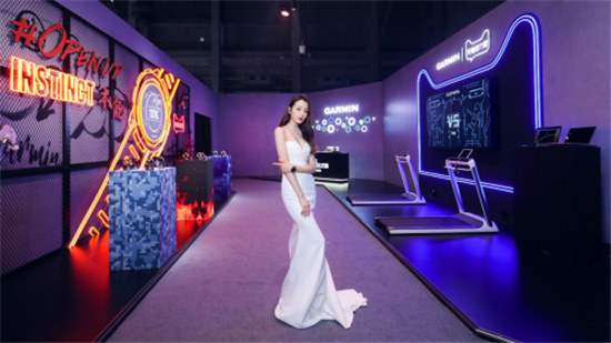 獨一有二，迪麗熱巴優(yōu)雅出席2019GARMIN佳明北京智能腕表新品發(fā)布會