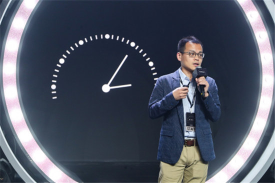 獨一有二，迪麗熱巴優(yōu)雅出席2019GARMIN佳明北京智能腕表新品發(fā)布會
