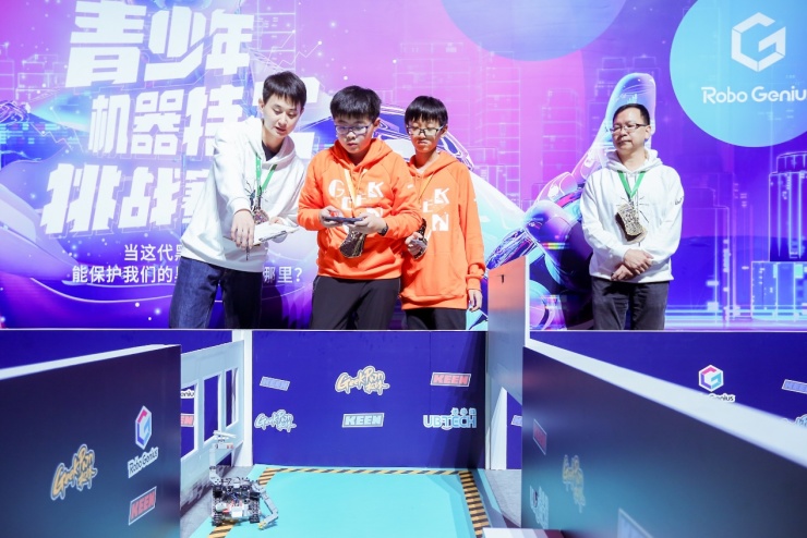 GeekPwn2019：機(jī)器人變身特工 背后操控者竟是00后？