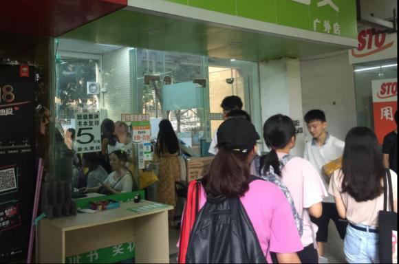 打印店生意忙，為什么學(xué)生還愿意排隊去打?。?/></p><p><strong>一、考點精選、儲備完善</strong></p><p>還記得08年剛進(jìn)大學(xué)的時候，最震撼到我的就是當(dāng)時學(xué)校宿舍樓下位于樓梯口地下狹小卻又火爆的那家打印店。我還記得當(dāng)時是去復(fù)印身份證的，當(dāng)時墻上的“2011年計算機(jī)應(yīng)用基礎(chǔ)知識點總結(jié)及試卷、2010年軍事理論試卷、2010年XX專業(yè)高數(shù)試題”等大學(xué)科目的知識點總結(jié)和試題的打印目錄映入眼簾，當(dāng)時就感覺仿佛這是重點知識的海洋啊，還記得當(dāng)時剛剛工作完成后的打印機(jī)的余溫還摸上去有點燙手。</p><p align=