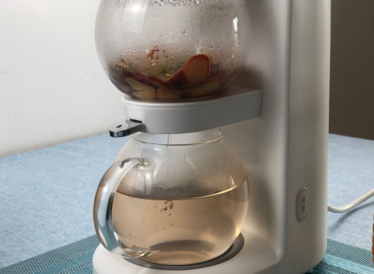 用鳴盞沙漏壺泡一壺溢香清茶，重溫童年暖心茶味