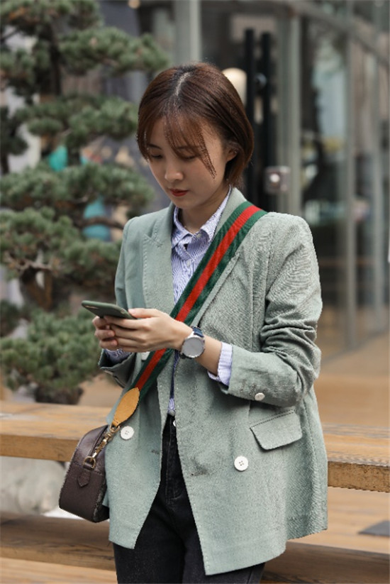百搭時尚的GarminMove智能手表，讓你的著裝不無聊