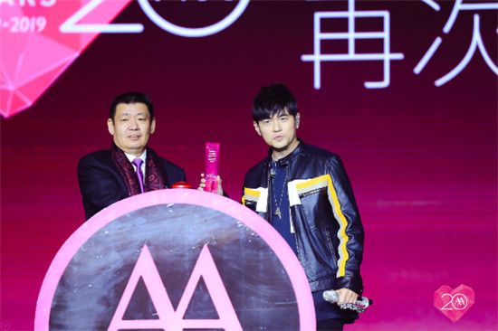 愛瑪品牌盛典燃爆了，周董獻(xiàn)唱，續(xù)簽第12年代言！