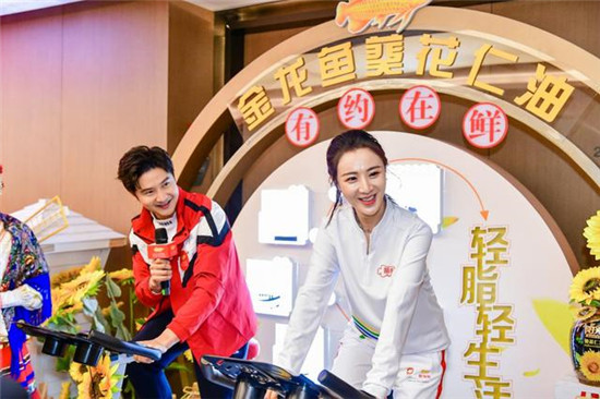 薇婭田亮首度合體，攜手金龍魚以健康點(diǎn)亮新年