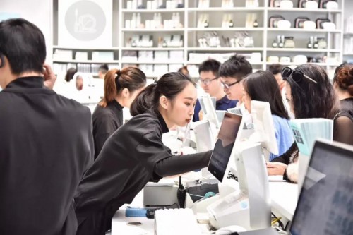 門店凈增逾300家！營收3倍增長！大舉進軍海外市場！
