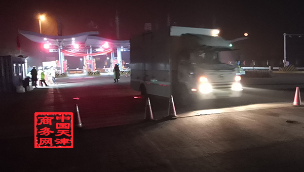 拾起賣(mài)配合天津市商務(wù)局連夜運(yùn)送消毒液至防疫重點(diǎn)地區(qū)
