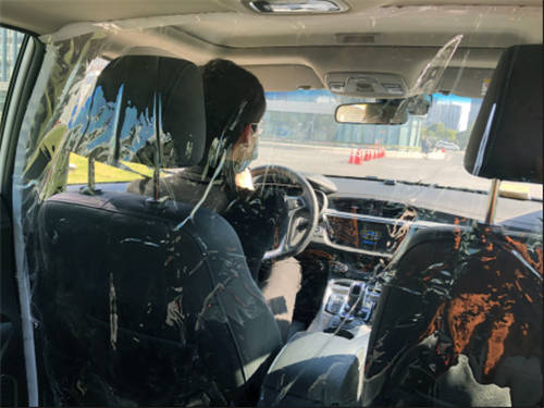為司乘健康提供多重防護(hù)，曹操出行在車(chē)內(nèi)加裝隔離膜