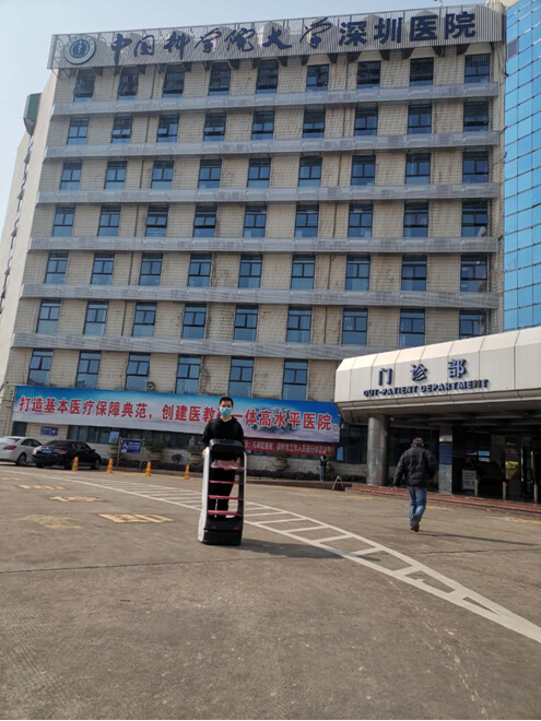 中國科學(xué)院深圳醫(yī)院新冠肺炎隔離病區(qū)上崗機器人免接觸配送服務(wù)