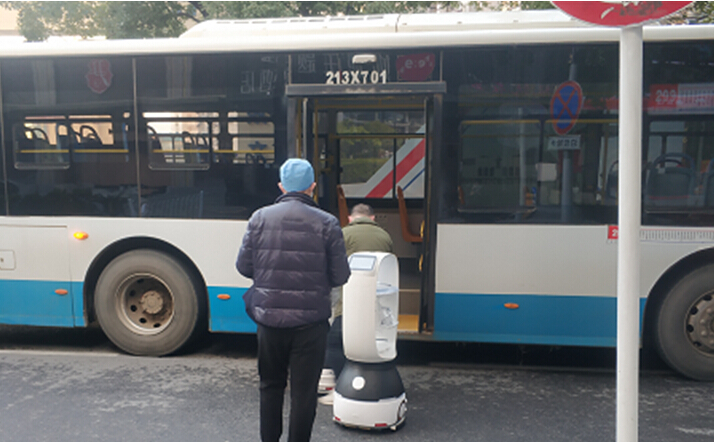 武漢省委黨校方艙醫(yī)院上線機器人全程無接觸送餐服務(wù)