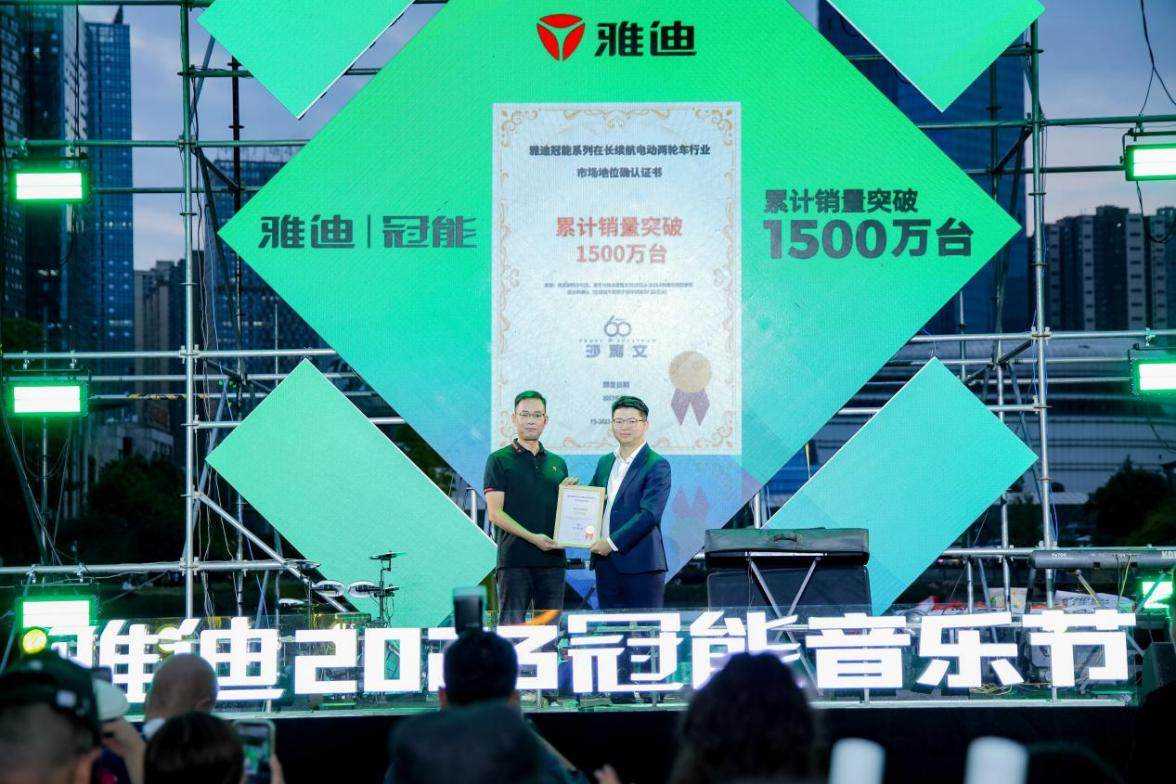 雅迪冠能系列打造更高端的長續(xù)航電動車，掀起新一輪熱銷狂潮