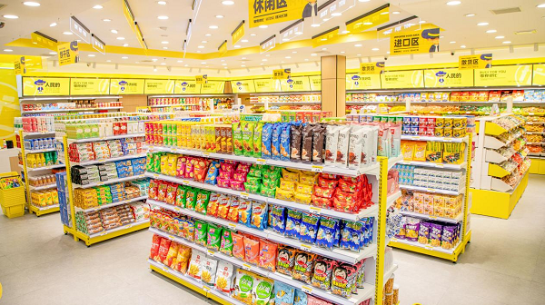 零食很忙全國(guó)門(mén)店突破4000家，舉辦“零食狂歡節(jié)”，代言人張藝興現(xiàn)場(chǎng)互動(dòng)
