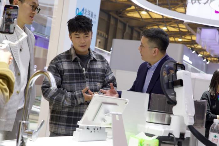 添可品牌大使陳赫現(xiàn)身AWE2025展區(qū)，實(shí)力種草芙萬洗地機(jī)，直呼