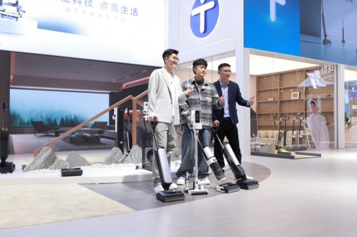添可品牌大使陳赫現(xiàn)身AWE2025展區(qū)，實(shí)力種草芙萬洗地機(jī)，直呼