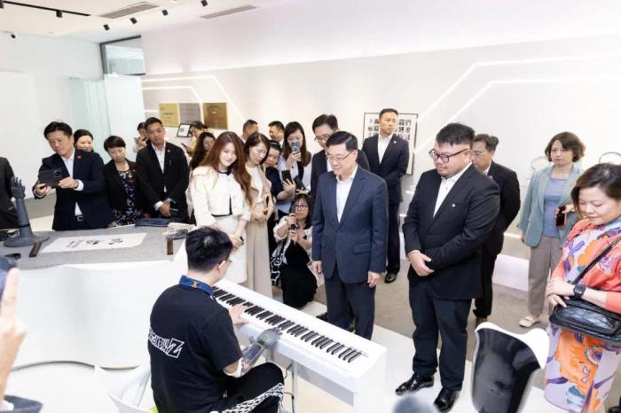 中國香港特區(qū)行政長官李家超率團訪問浙江，蒞臨強腦科技考察調(diào)研
