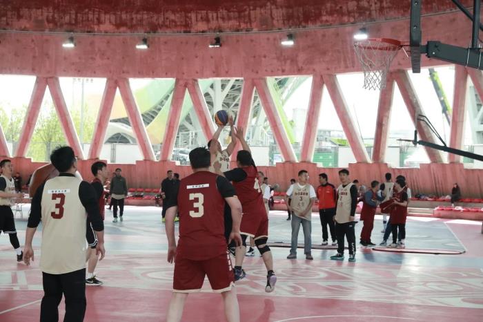 工業(yè)風(fēng)“籃球盛宴”！首鋼園3V3籃球賽在冷卻塔籃球公園舉辦